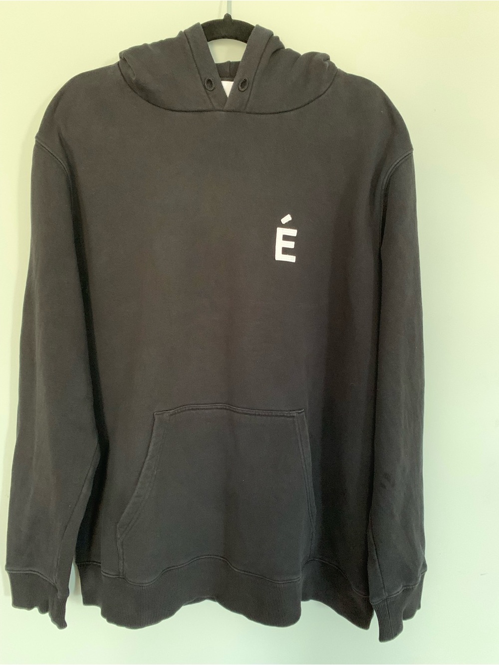 Men's Black Pullover Hoodie with É Chest Logo